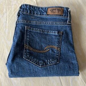 Levi women’s signature mid rise straight jeans size 6M